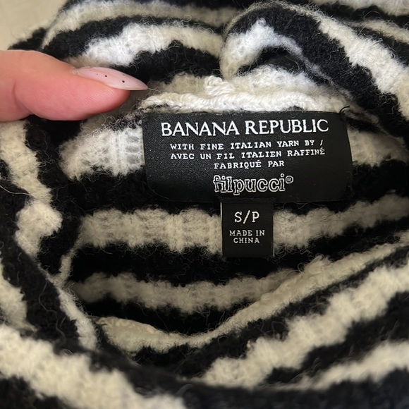 Cozy Banana Republic Sweater - Picture 4 of 6